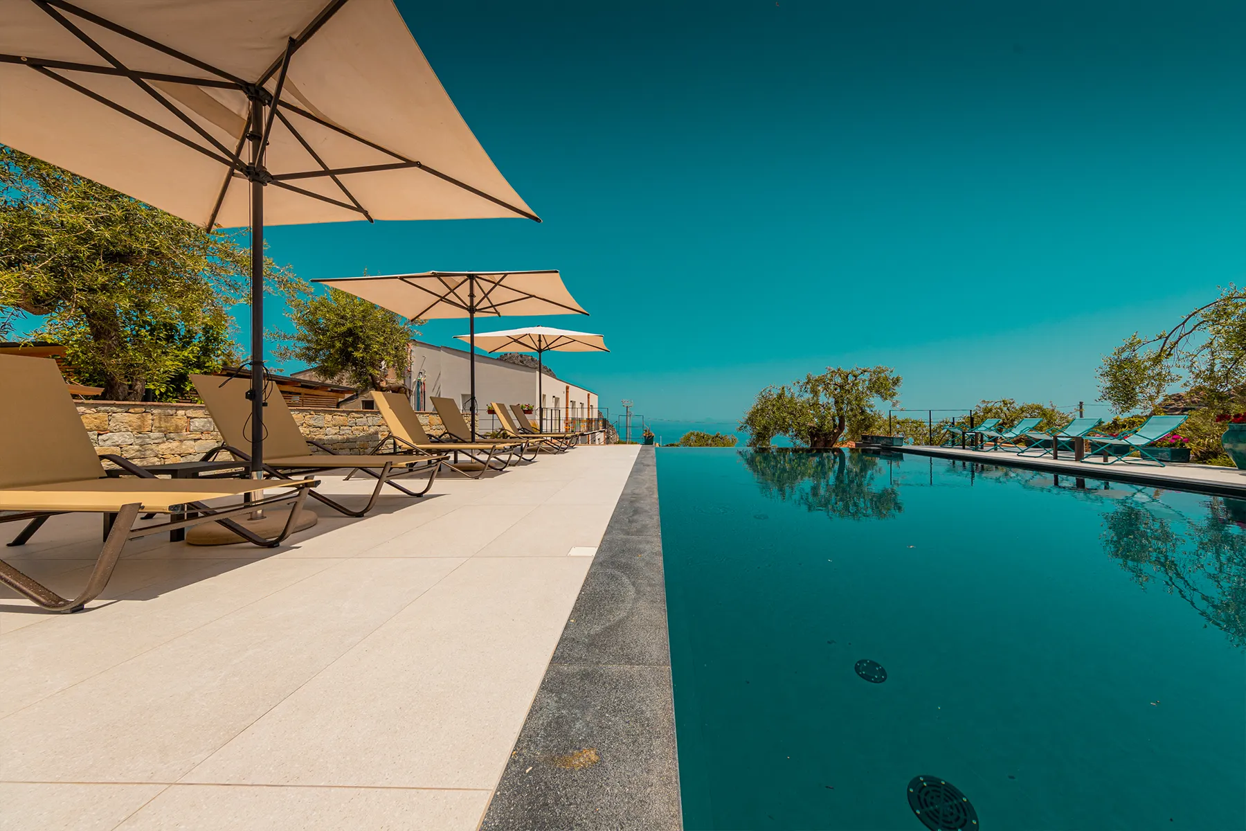 Piscina e lounge bar i servizi di Villa Totò Resort per gli ospiti di Villa Olea-gallery10