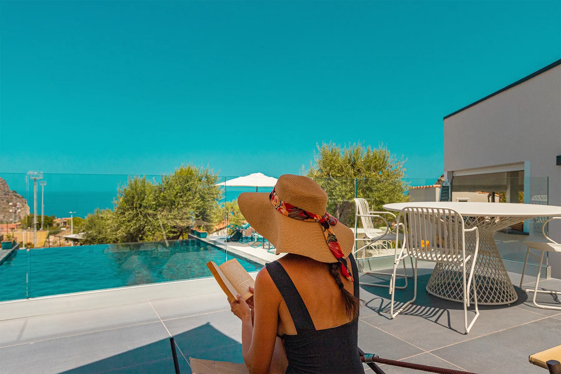 Piscina e lounge bar i servizi di Villa Totò Resort per gli ospiti di Villa Olea-gallery13
