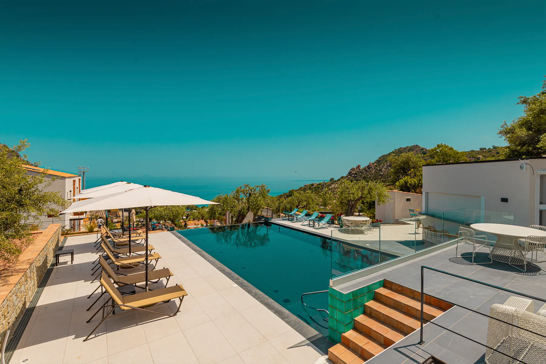 Piscina e lounge bar i servizi di Villa Totò Resort per gli ospiti di Villa Olea-gallery4