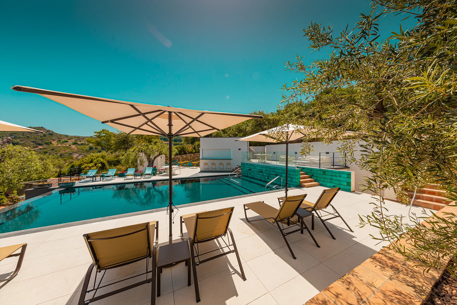 Piscina e lounge bar i servizi di Villa Totò Resort per gli ospiti di Villa Olea-gallery7