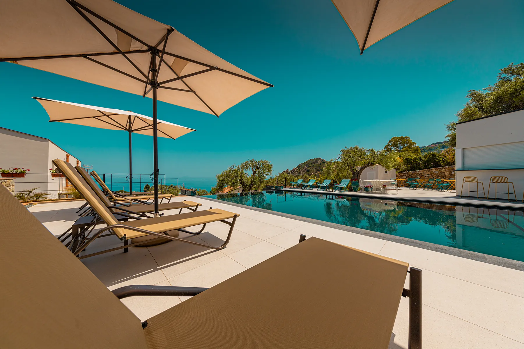 Piscina e lounge bar i servizi di Villa Totò Resort per gli ospiti di Villa Olea-gallery9